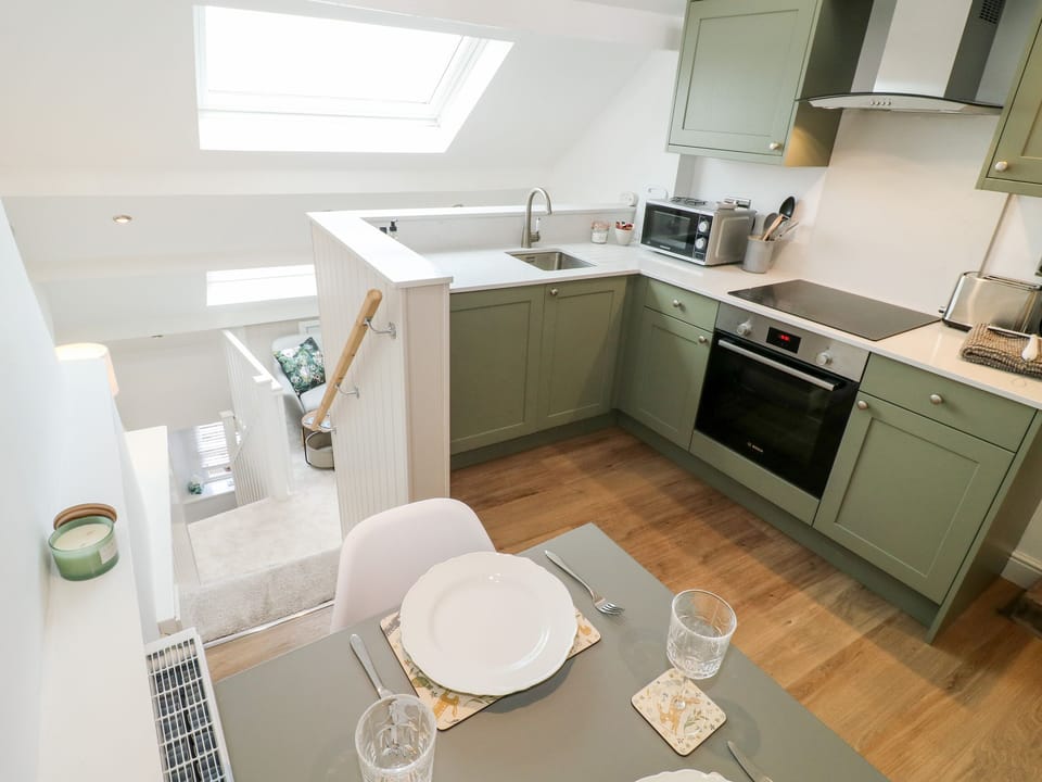 Cottage | Private kitchen | Fridge, microwave, electric kettle, toaster