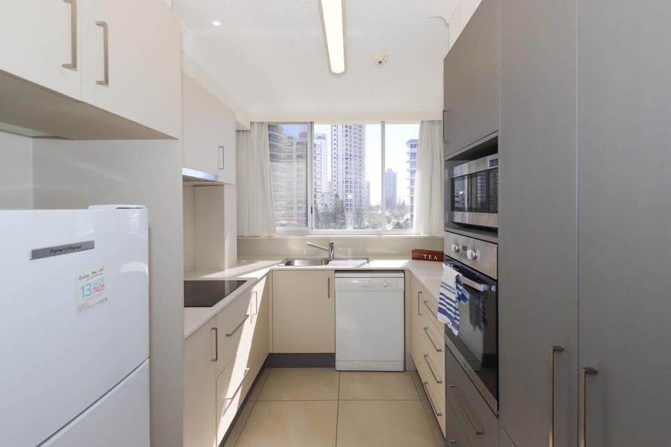 Full-size fridge, microwave, stovetop, dishwasher