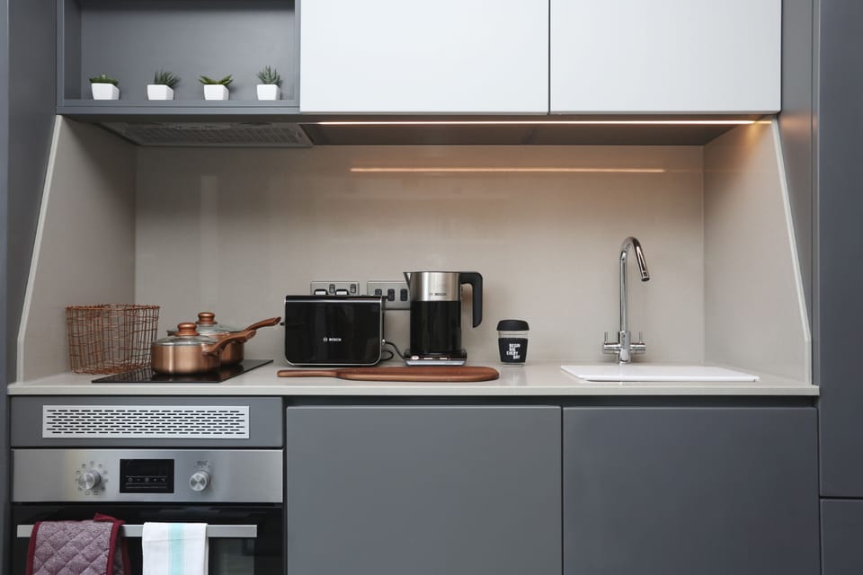 Standard Studio | Private kitchen | Oven, stovetop, cookware/dishes/utensils, cleaning supplies