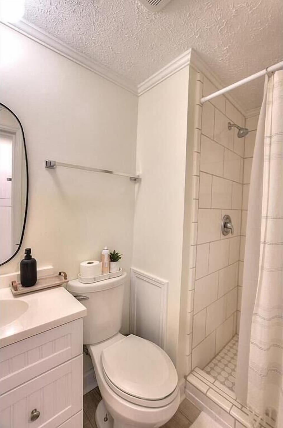 Full Bathroom with walk in shower
GW 6.2022