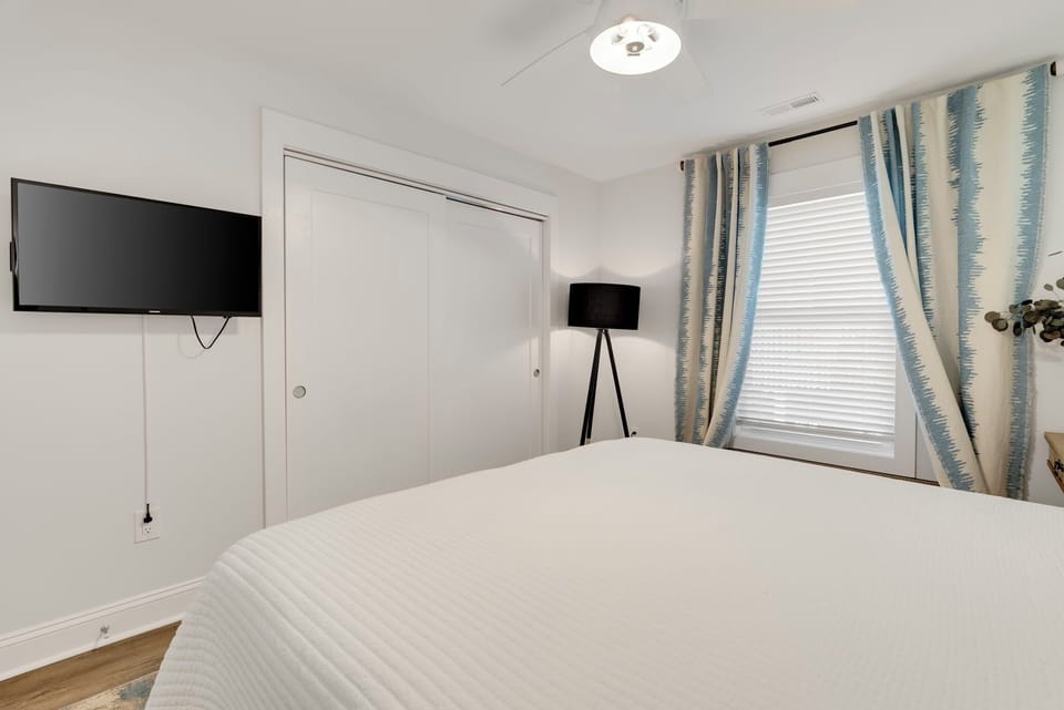 2nd Bedroom w/1 king