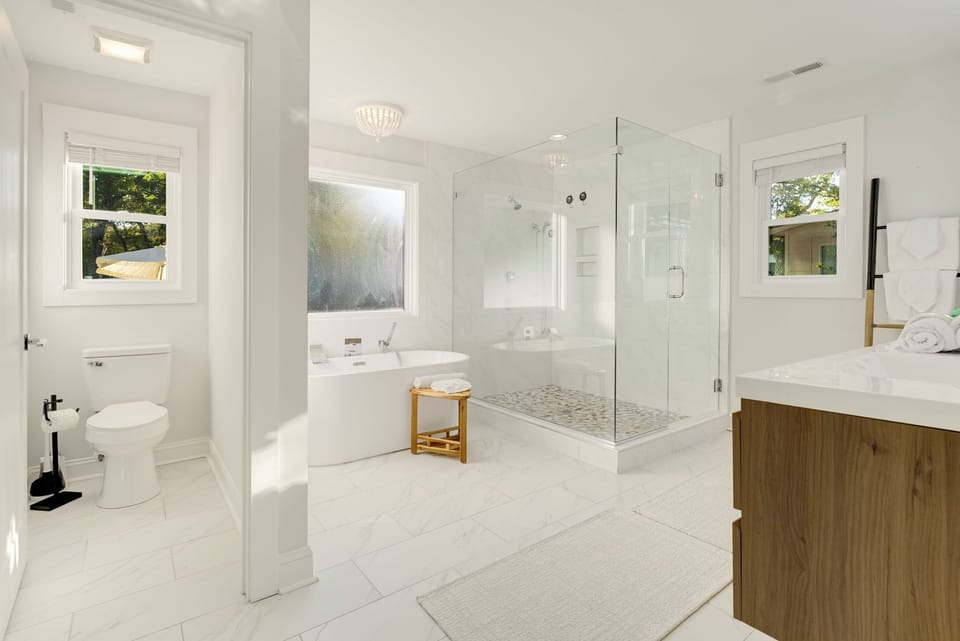 Master Bathroom w/stand up shower and tub