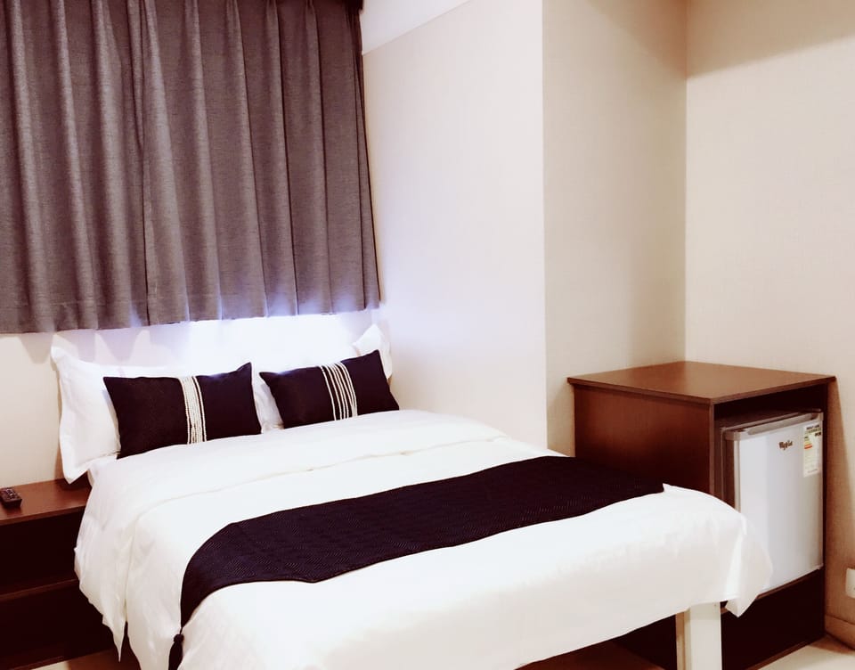 Standard Double Room | In-room safe, iron/ironing board, free WiFi