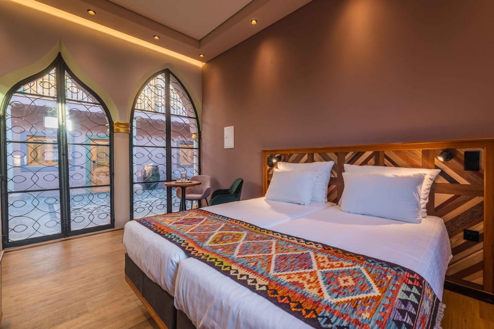 Design Room | Minibar, WiFi (free), bed sheets