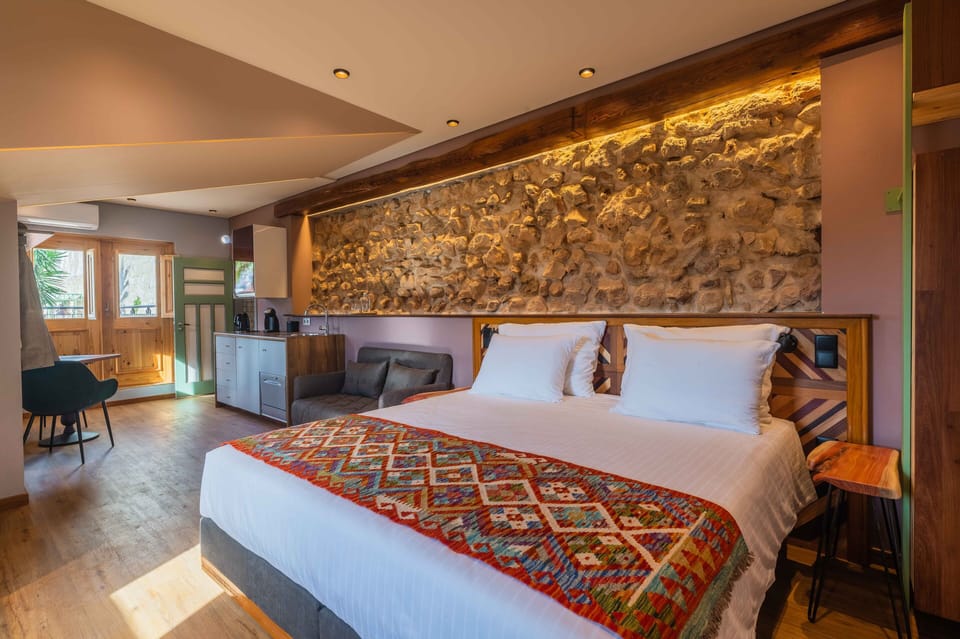 Signature Room | Minibar, WiFi (free), bed sheets