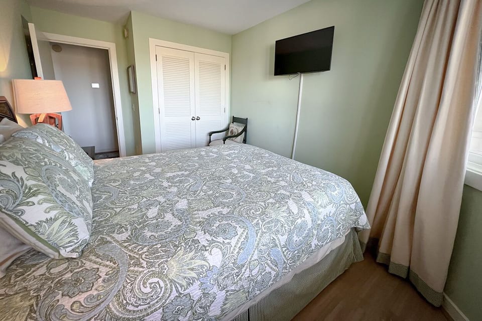 Queen Bedroom