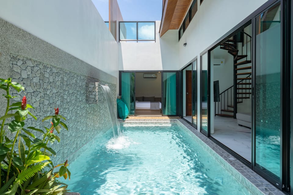 Indoor/outdoor pool