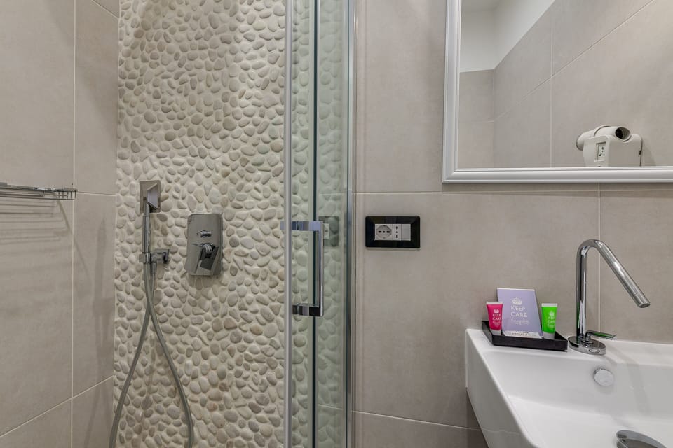 Shower, rainfall showerhead, free toiletries, hair dryer