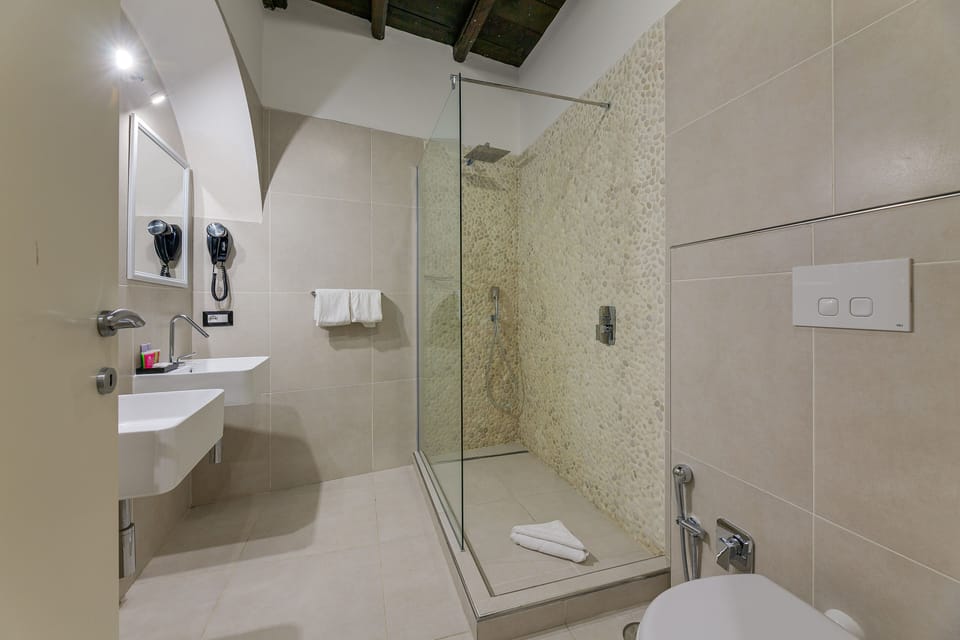 Standard Quadruple Room | Bathroom | Shower, rainfall showerhead, free toiletries, hair dryer
