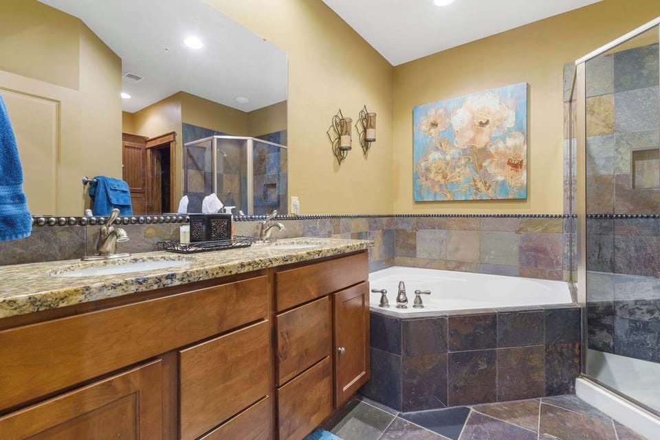Taneycomo Retreat - Lakefront Condo Cabin in Missouri