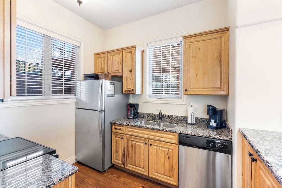 Condo, Multiple Beds, Balcony, Mountain View (Sunset Retreat) | Private kitchen | Coffee/tea maker