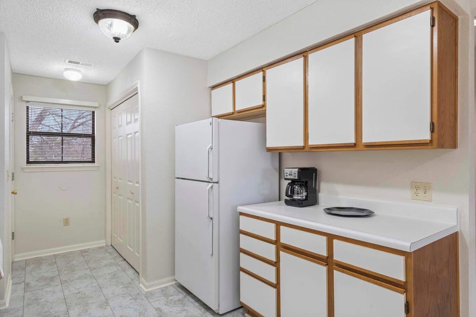 Condo, Multiple Beds, Balcony, Garden View (Skyline View at the Foothills) | Interior
