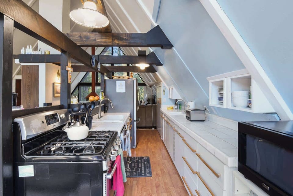 House, Multiple Beds, Balcony, Mountain View (Woodside Hideout) | Private kitchen | Fridge, microwave, oven, stovetop