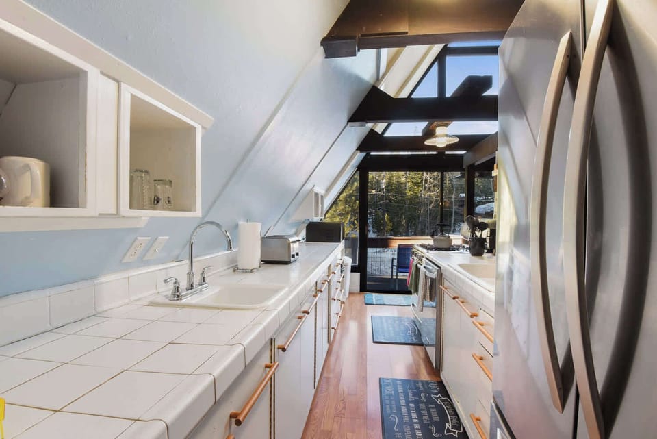 House, Multiple Beds, Balcony, Mountain View (Woodside Hideout) | Private kitchen | Fridge, microwave, oven, stovetop