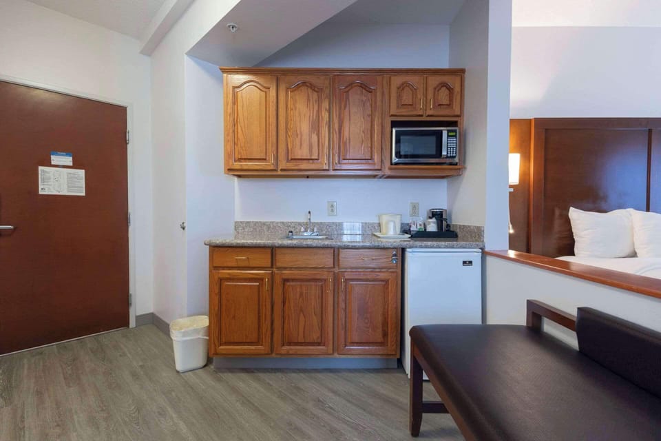 Suite, 1 King Bed, Non Smoking | Desk, soundproofing, iron/ironing board, free cribs/infant beds