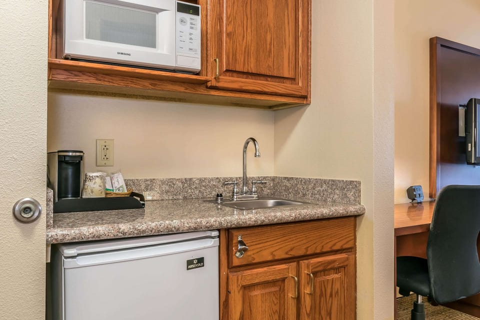Suite, 1 King Bed, Non Smoking, Hot Tub | Desk, soundproofing, iron/ironing board, free cribs/infant beds