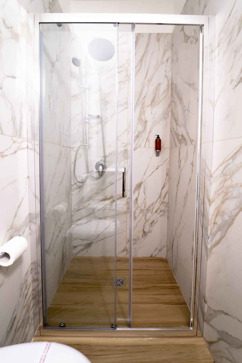 Deluxe Quadruple Room | Bathroom | Shower, rainfall showerhead, free toiletries, hair dryer