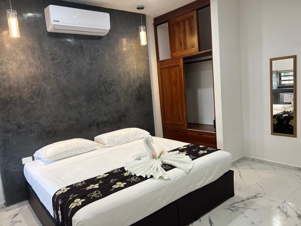 Deluxe Suite | Minibar, in-room safe, desk, laptop workspace