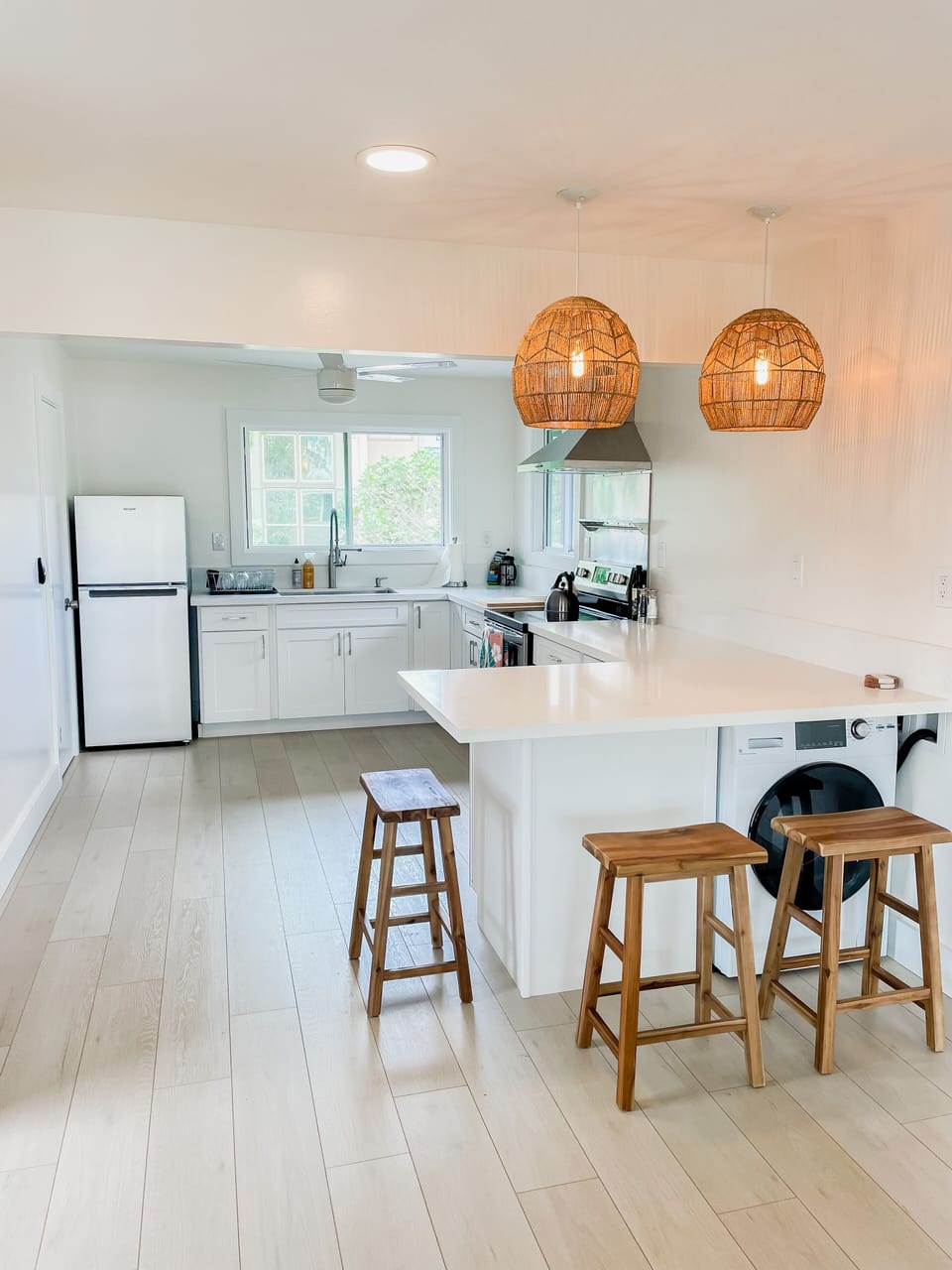 Nice big open kitchen with peninsula bar, washer dryer, stove/oven, and fridge