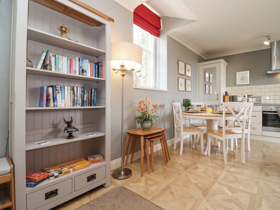 Cottage | Dining