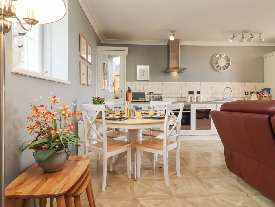 Cottage | Dining