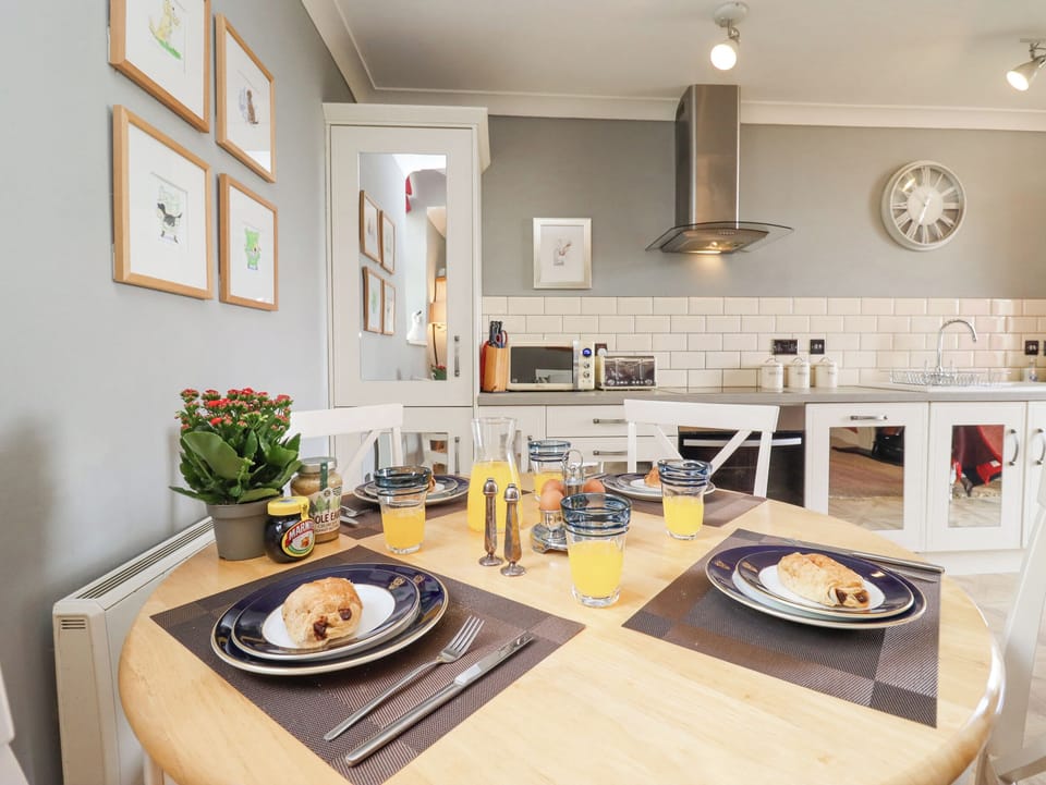 Cottage | Dining
