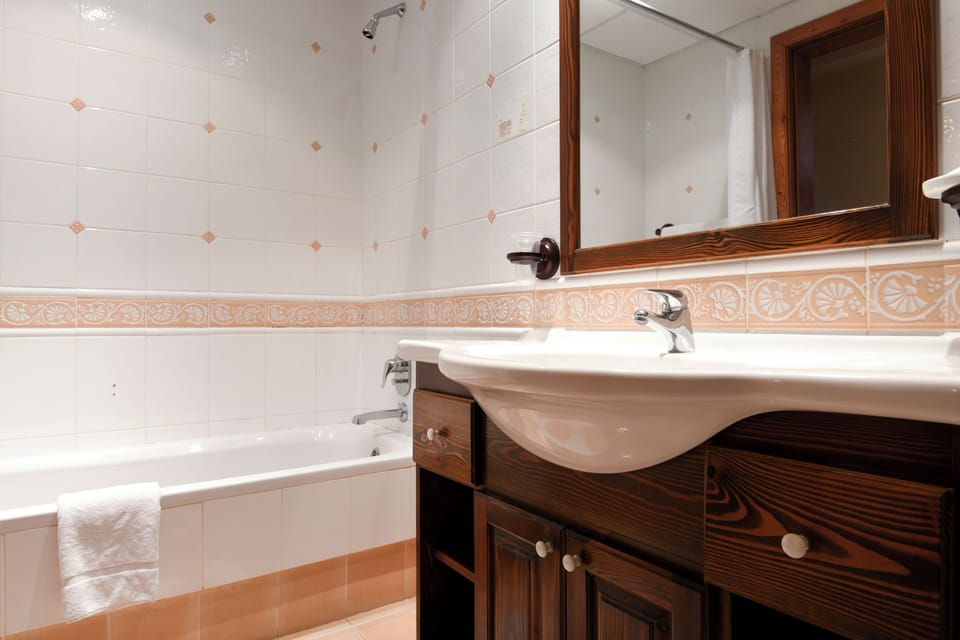Combined shower/tub, rainfall showerhead, free toiletries, hair dryer