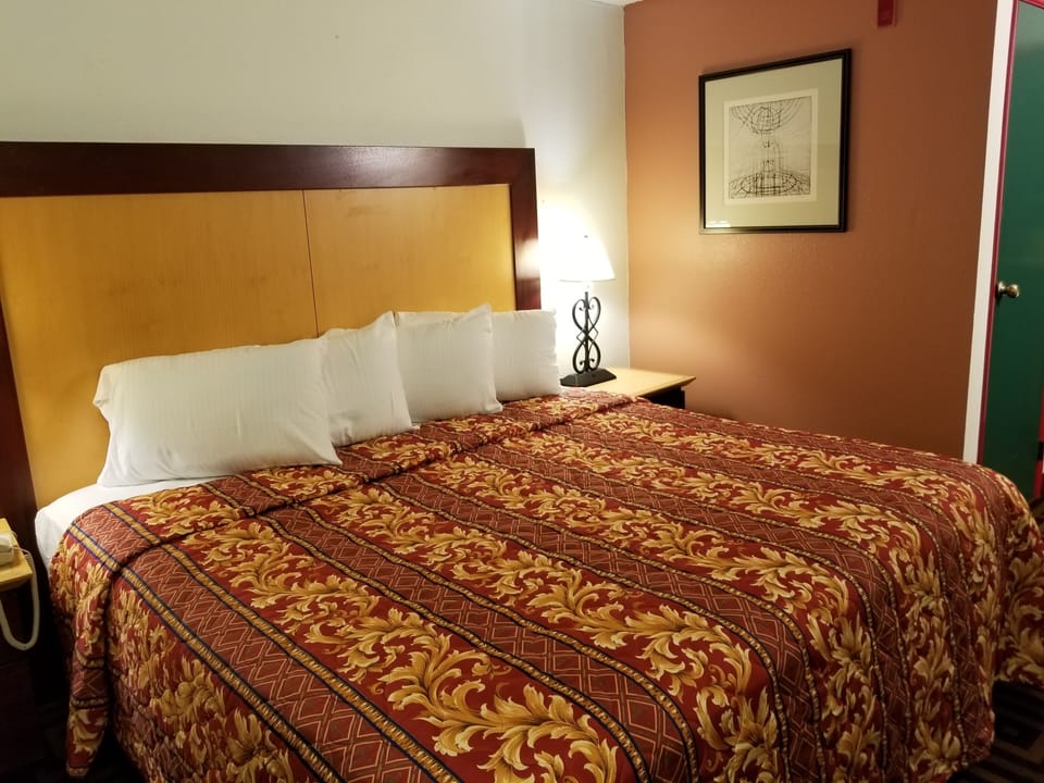 Basic Room, 1 King Bed, Refrigerator | Pillowtop beds, WiFi (free)