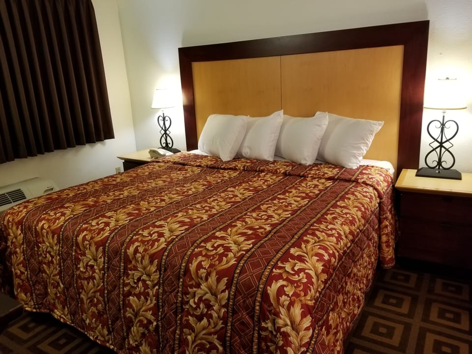 Basic Room, 1 King Bed, Refrigerator | Pillowtop beds, WiFi (free)