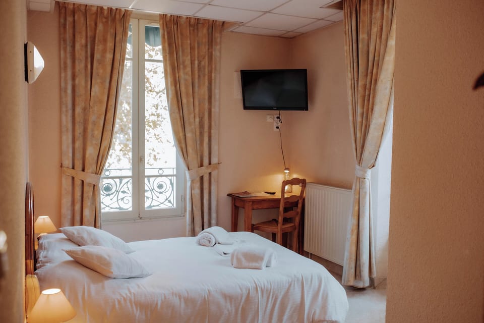 Premium bedding, memory foam beds, in-room safe, soundproofing