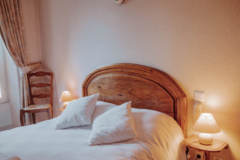 Premium bedding, memory foam beds, in-room safe, soundproofing