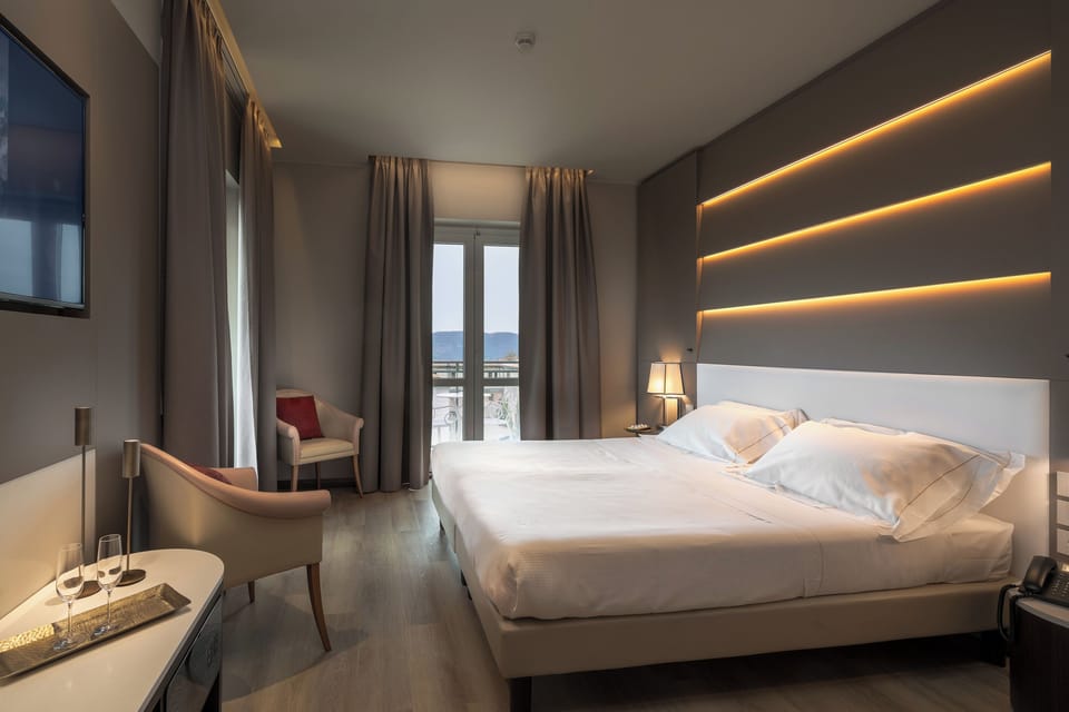 Camera Matrimoniale con balconcino | Frette Italian sheets, premium bedding, down comforters, minibar