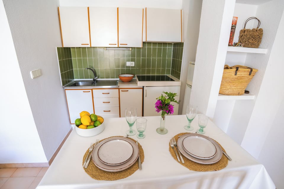 Studio (Air conditioning) | Private kitchen | Coffee/tea maker, full-size fridge, microwave, stovetop