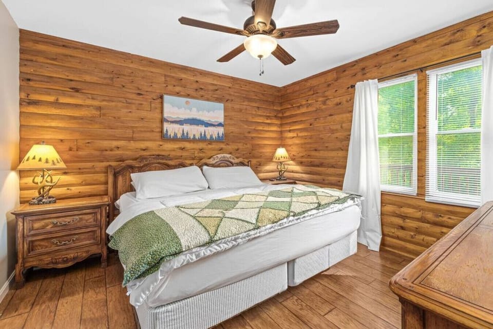 Main floor bedroom (king size bed)