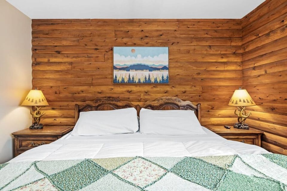Main floor bedroom (king size bed)