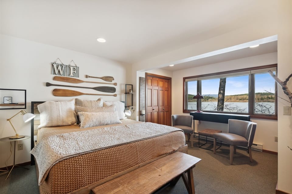 Downstairs bedroom, King bed