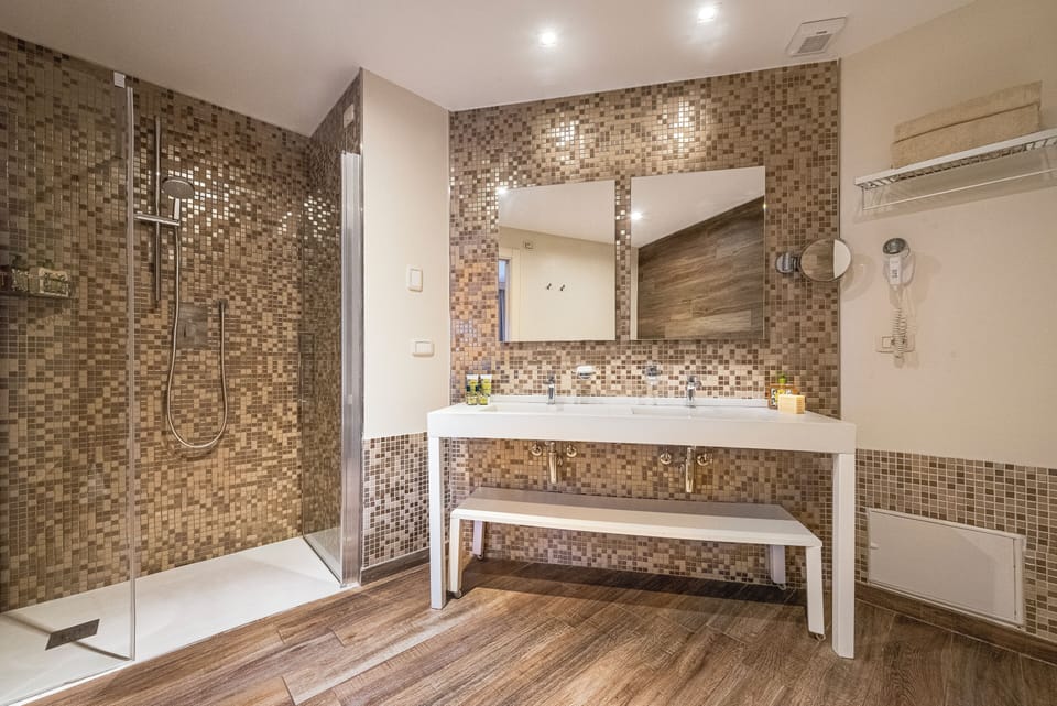 Junior Suite | Bathroom | Eco-friendly toiletries, hair dryer, slippers, bidet