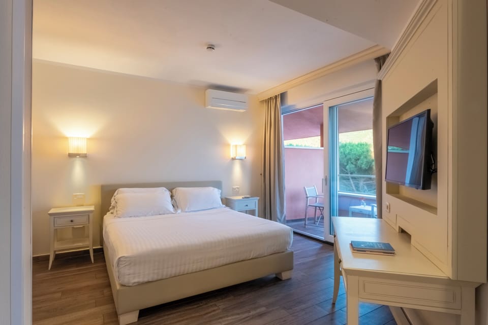 Junior Suite | Premium bedding, down comforters, minibar, in-room safe