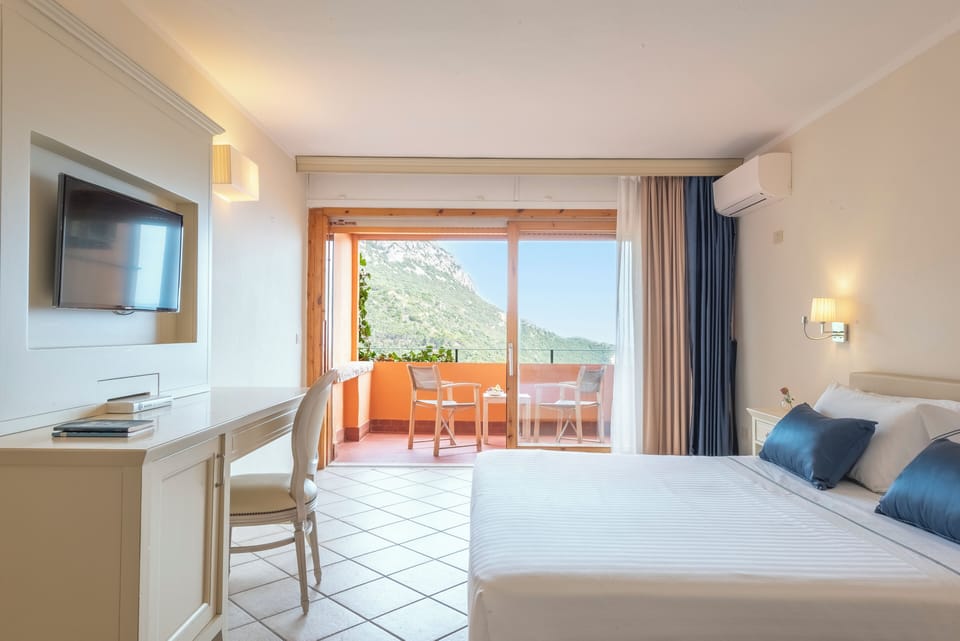 Premium bedding, down comforters, minibar, in-room safe