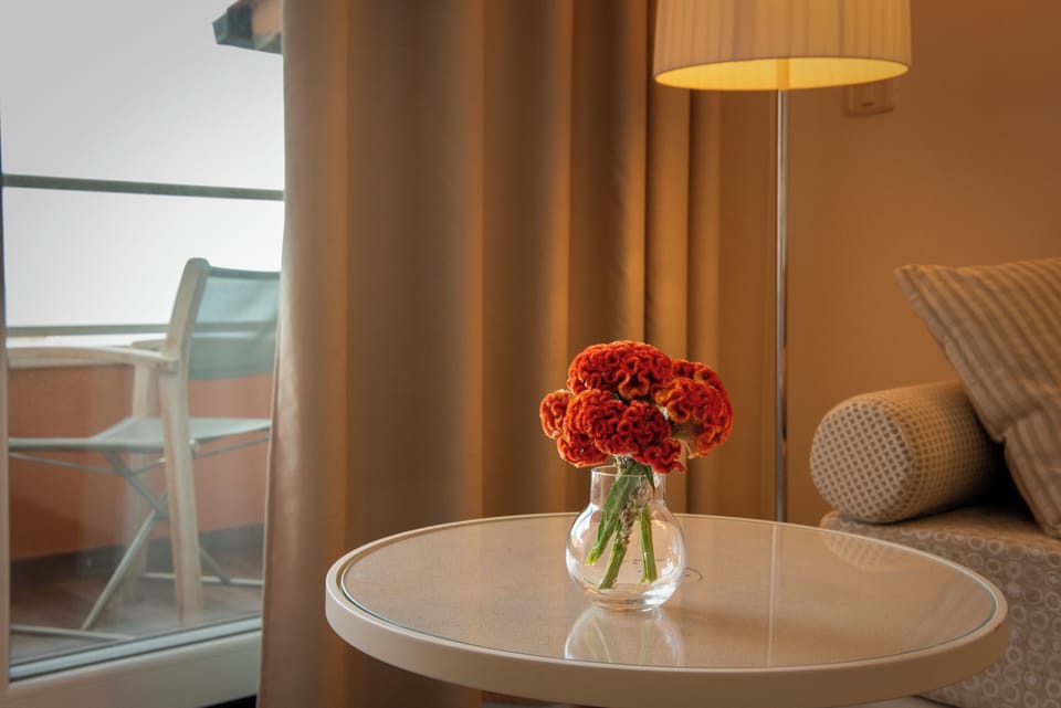 Junior Suite | Living area | 32-inch LCD TV with satellite channels, TV