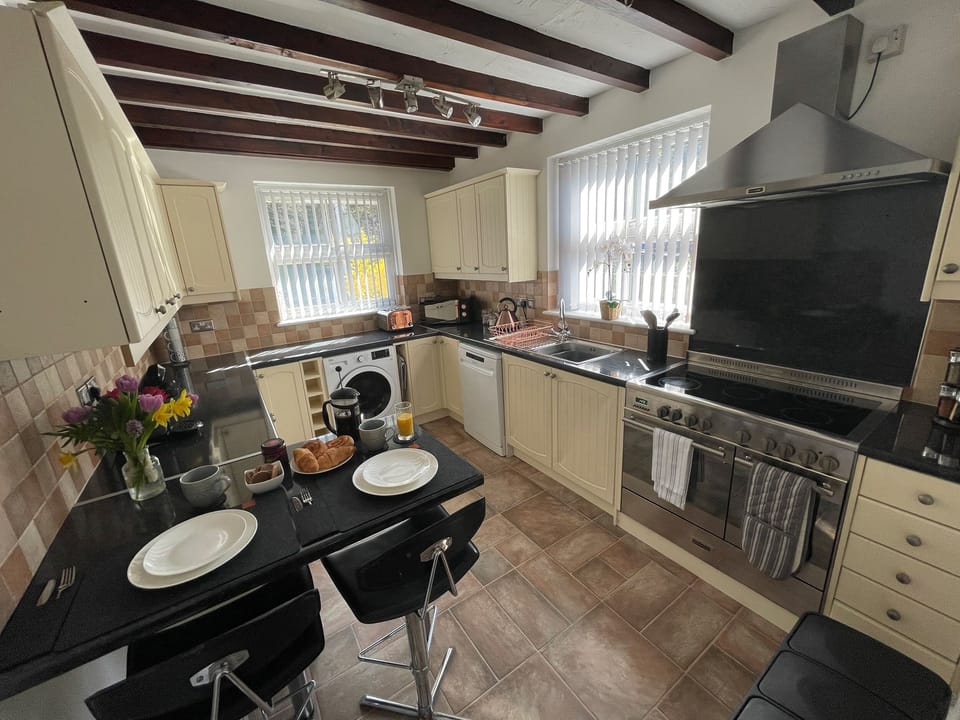 Cottage | Private kitchen | Fridge, dishwasher, cookware/dishes/utensils