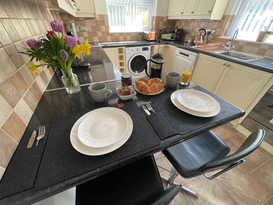 Cottage | Private kitchen | Fridge, dishwasher, cookware/dishes/utensils