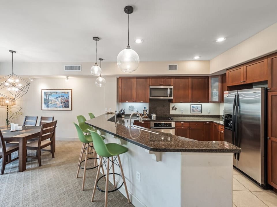 Fully Equipped Kitchen with Breakfast Bar