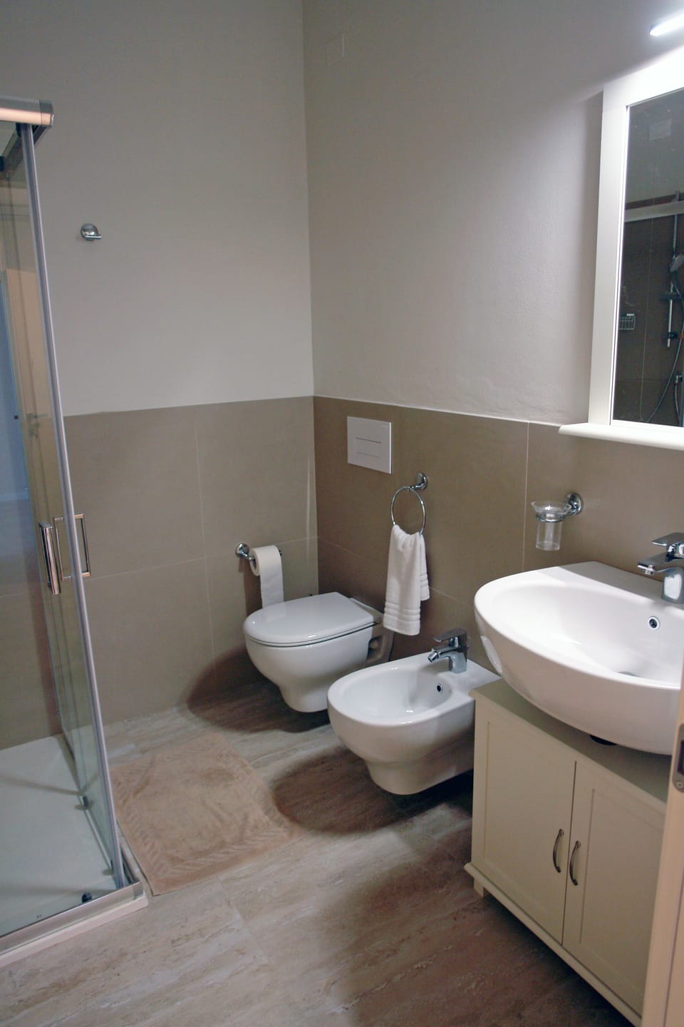 Standard Double Room | Bathroom