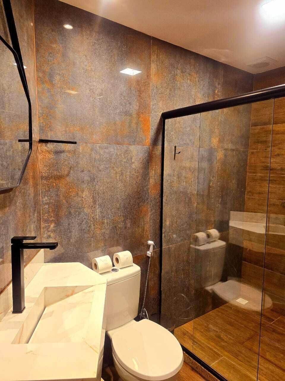 Economy Twin Room | Bathroom | Towels, soap, shampoo, toilet paper