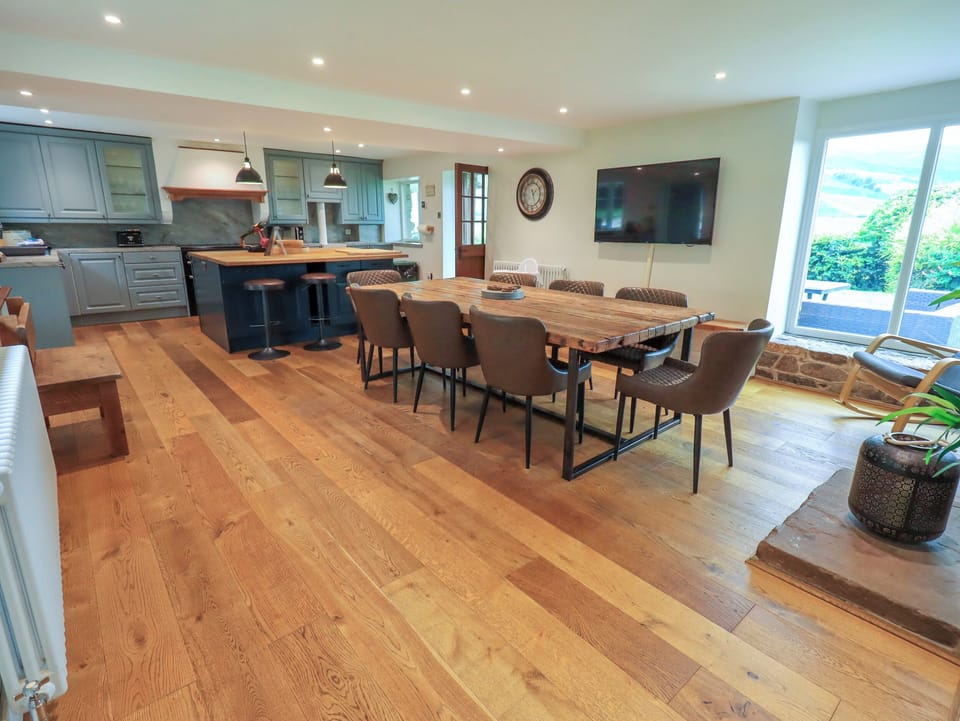 Cottage | Dining