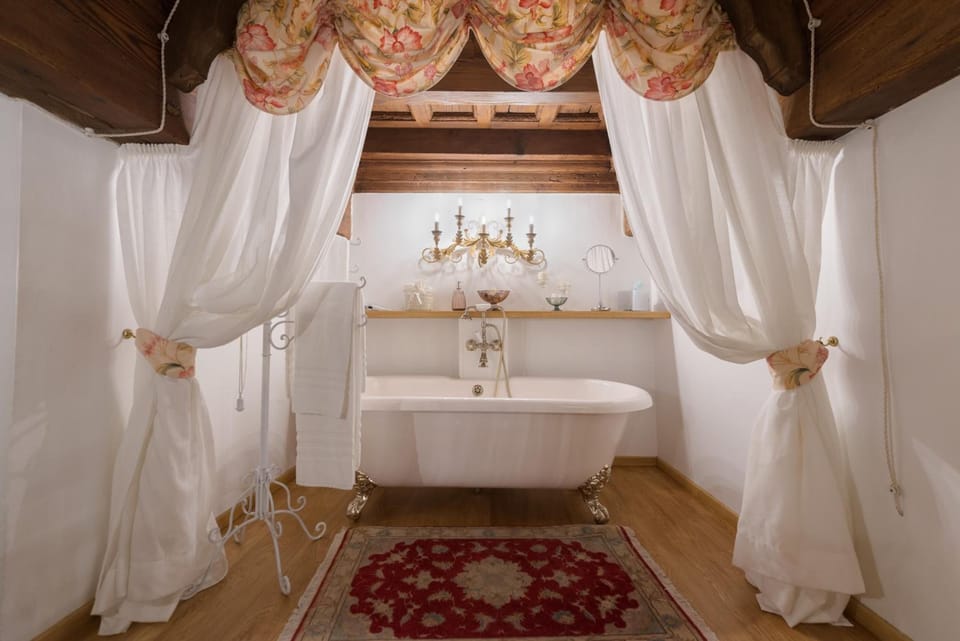 Deluxe Duplex, City View | Bathroom | Free toiletries, hair dryer, bidet