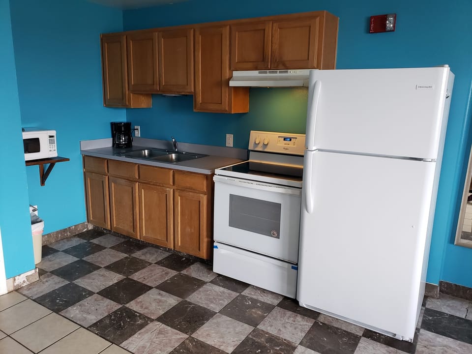 Coffee/tea maker, fridge, microwave