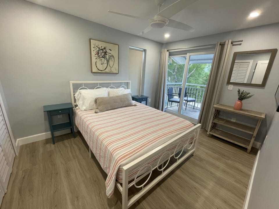 Guest room (third floor) Queen bed