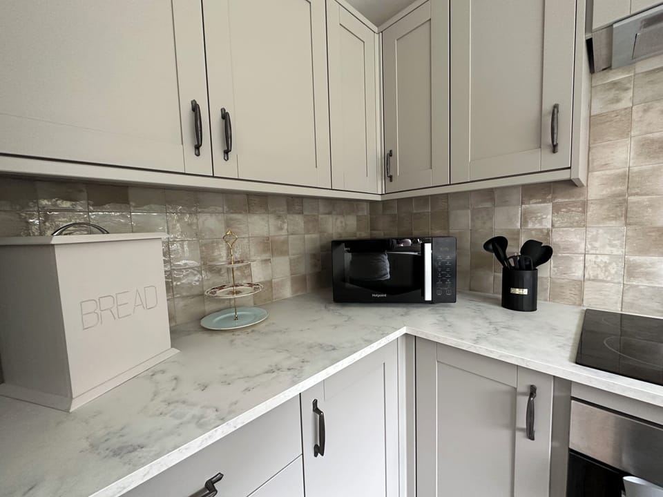 Cottage | Private kitchen | Fridge, microwave, oven, stovetop